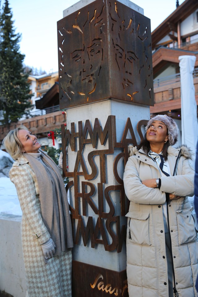 Shirlie et Pepsi devant une œuvre d'art commémorant Noël dernier à Saas-Fee