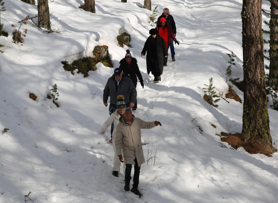 Andrew conduit ses amis sur les pistes où la vidéo a été tournée