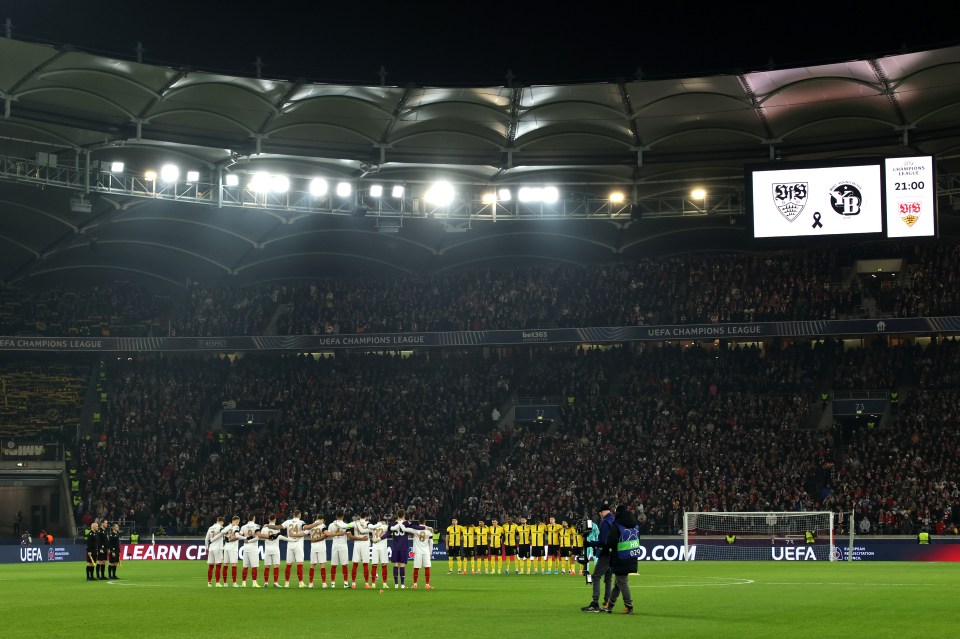 Les deux équipes ont observé une minute de silence avant le match d'hier soir.