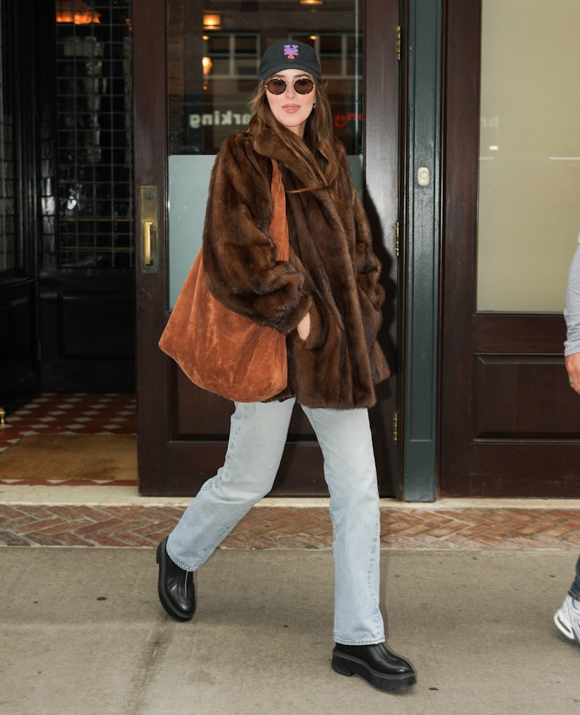 NEW YORK, NY - 14 OCTOBRE : Dakota Johnson est vue le 14 octobre 2024 à New York. (Photo de X...