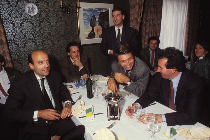 Nicolas Sarkozy, deuxième à gauche, et François Bayrou, à droite, en 1991.