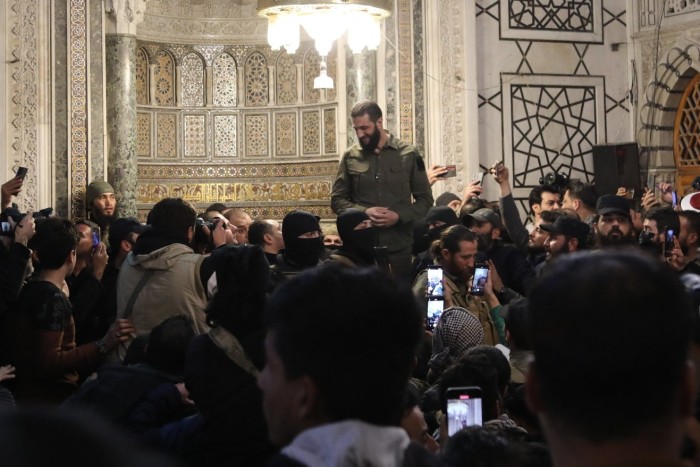 Abou Mohammed al-Jolani s'adresse à une foule d'hommes à la mosquée des Omeyyades