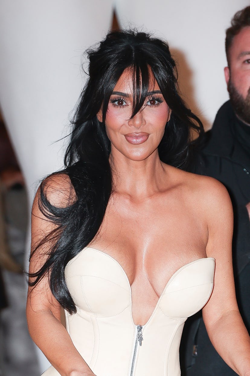 NEW YORK, NEW YORK - 12 DÉCEMBRE : Kim Kardashian assiste à l'ouverture du magasin phare Skims à Midtown le...