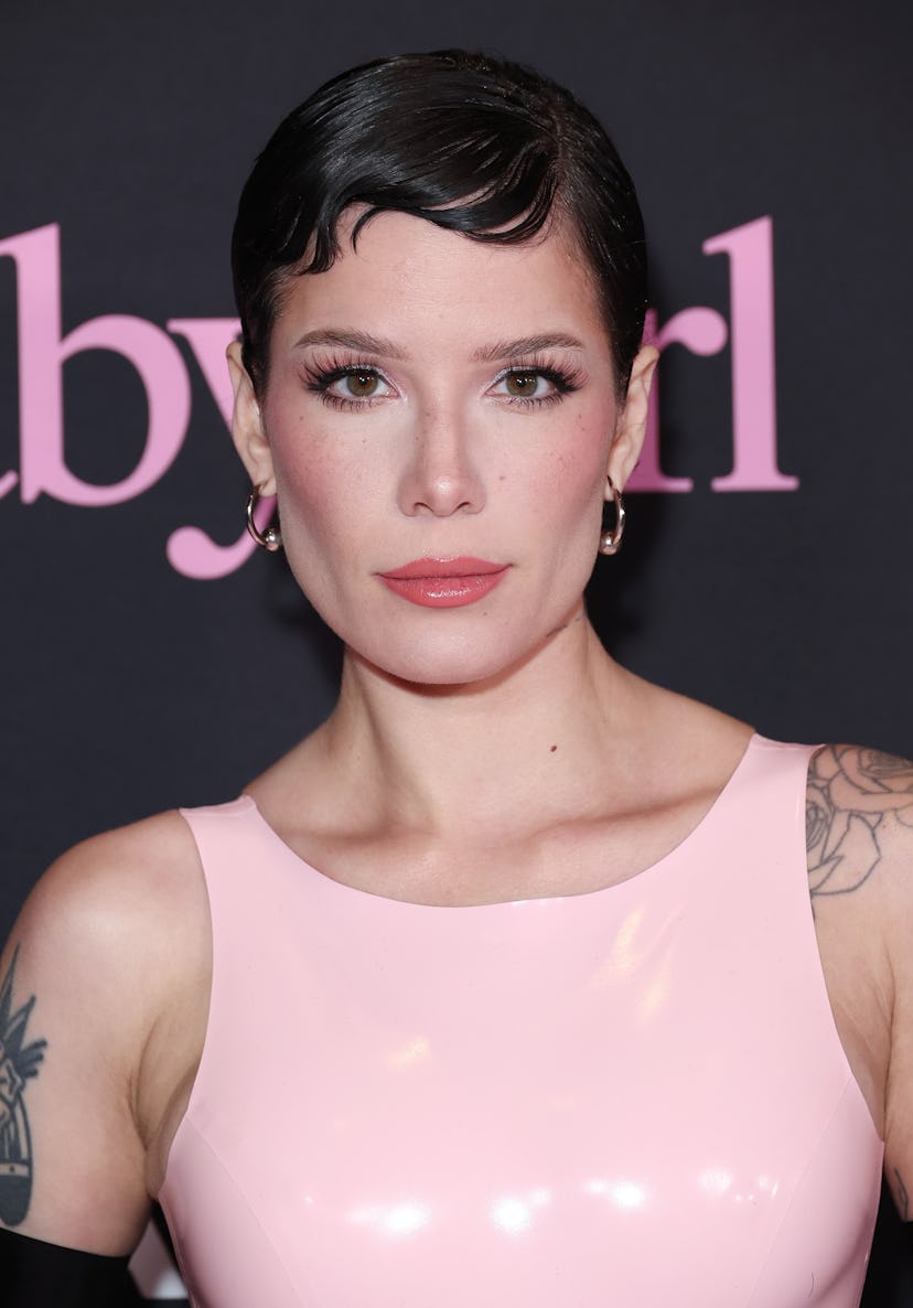 LOS ANGELES, CALIFORNIE - 11 DÉCEMBRE : Halsey assiste à la première de l'A24 à Los Angeles "Petite fille" un...