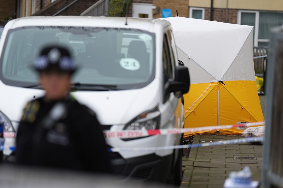 Un cordon policier reste en place dimanche