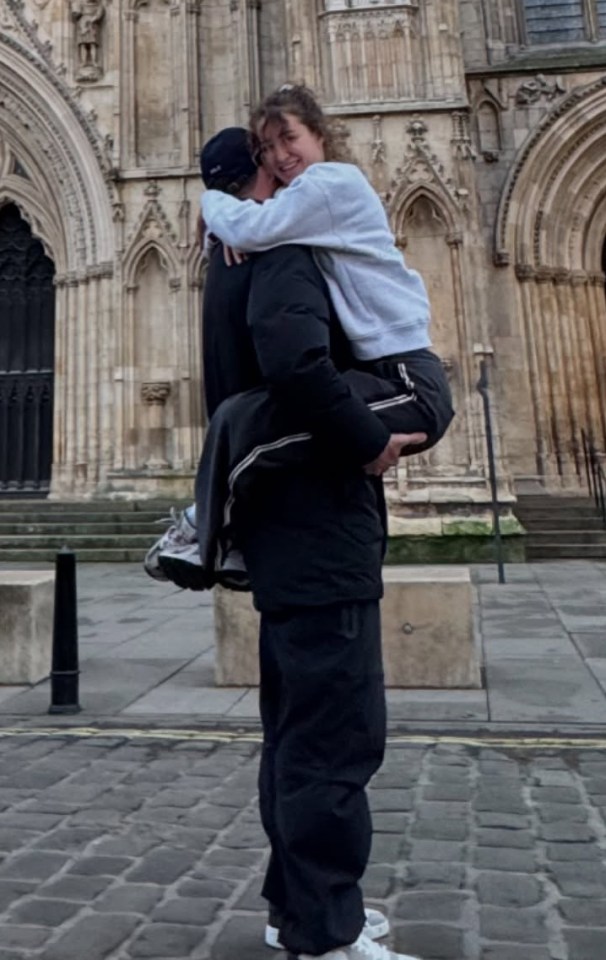 Le couple s'est blotti devant la cathédrale de York