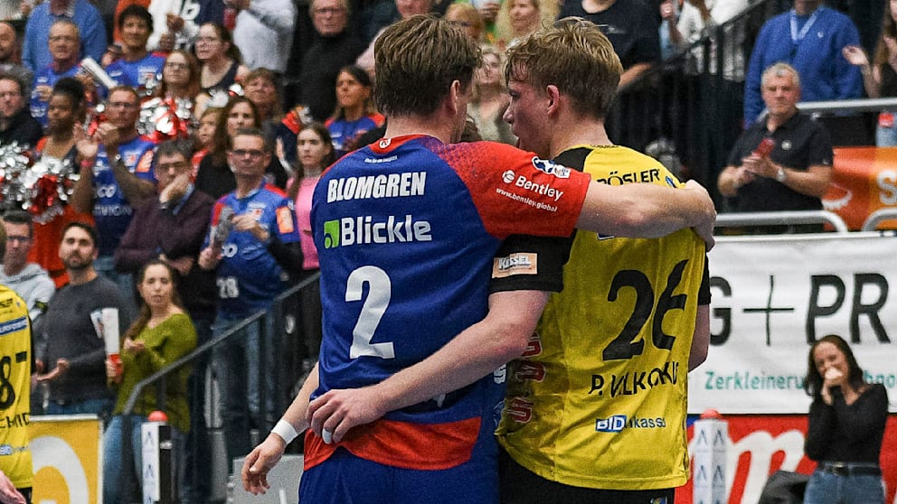 Freundschaftlich wird es erst nach dem Spiel wieder zugehen. Hier Daniel Blomgren (Balingen-Weilstetten) und Coburgs Janis Pavels Valkovskis (r.)