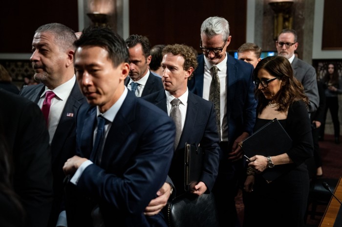 Shou Zi Chew, PDG de TikTok, deuxième à gauche, Mark Zuckerberg, PDG de Meta, au centre, et Linda Yaccarino, directrice générale de X Corp, à droite, partent après une audience du Comité judiciaire du Sénat.