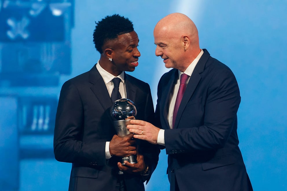 Vinícius Junior (l./24) erhält den Weltfußballer-Award von Fifa-Präsident Gianni Infantino (54)