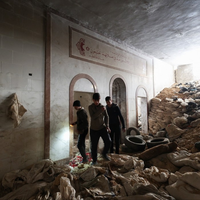 Des gens vérifient un tunnel découvert sous une mosquée à Tadamon