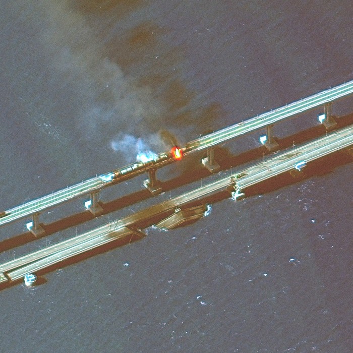 Images satellite de voitures ensevelies sur le pont de Kertch