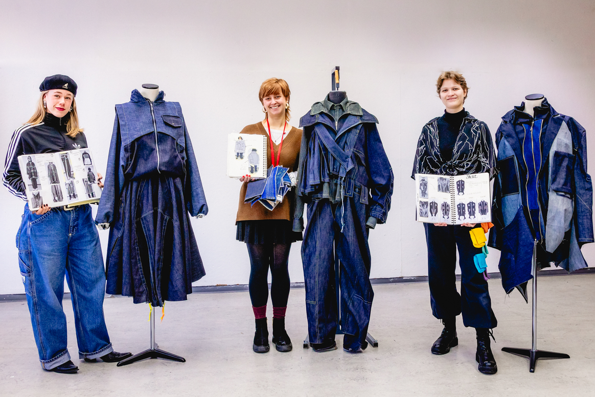 Les participants au cours présentent leurs créations en denim