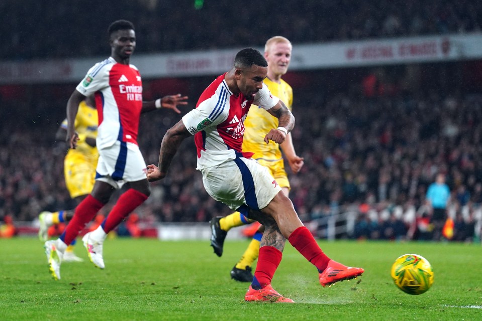 Le Brésilien a marqué deux fois en sept minutes pour assurer le passage des Gunners en demi-finale.