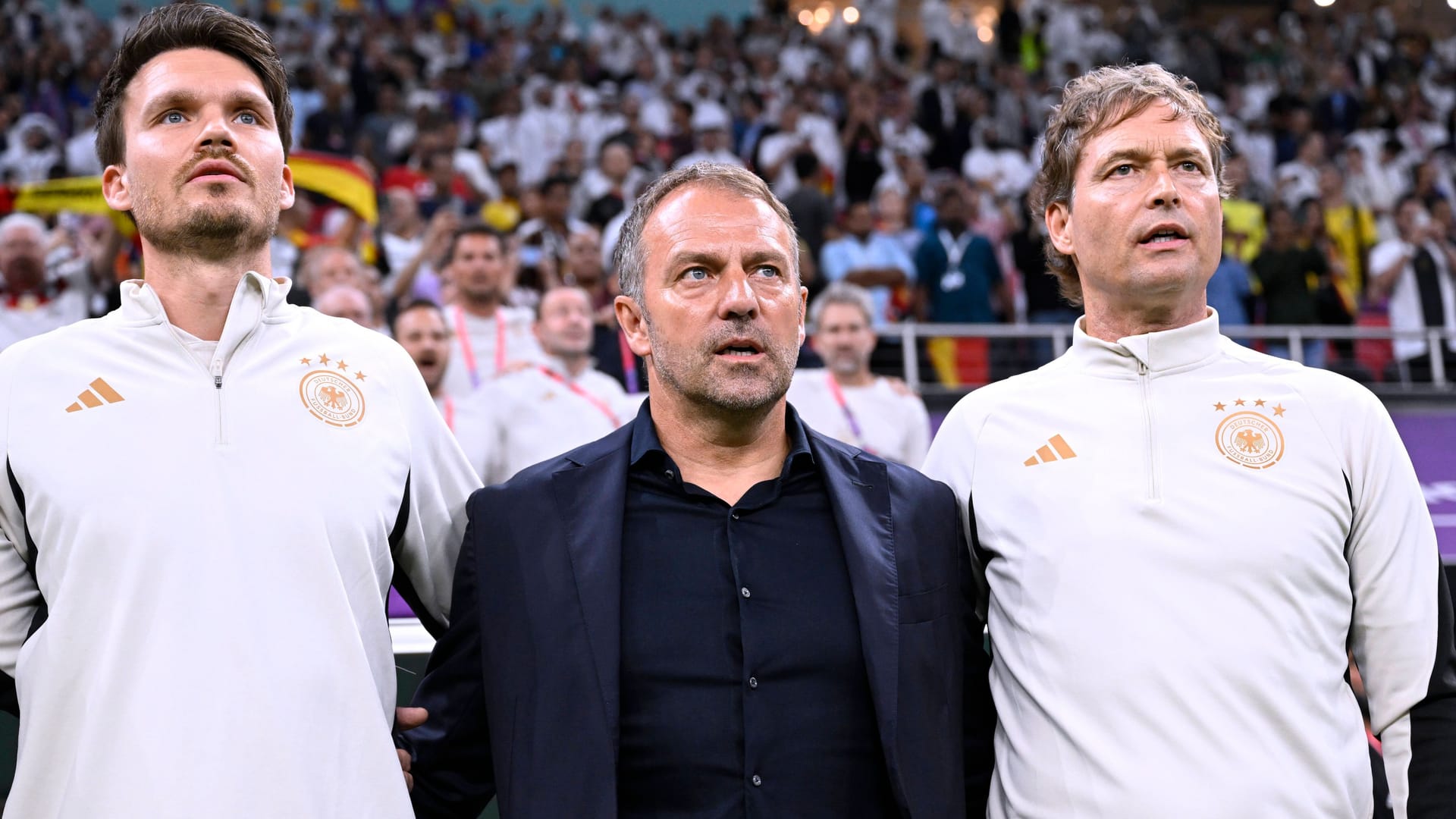 Danny Röhl (à gauche) aux côtés de Hansi Flick lors de la Coupe du monde 2022 au Qatar.