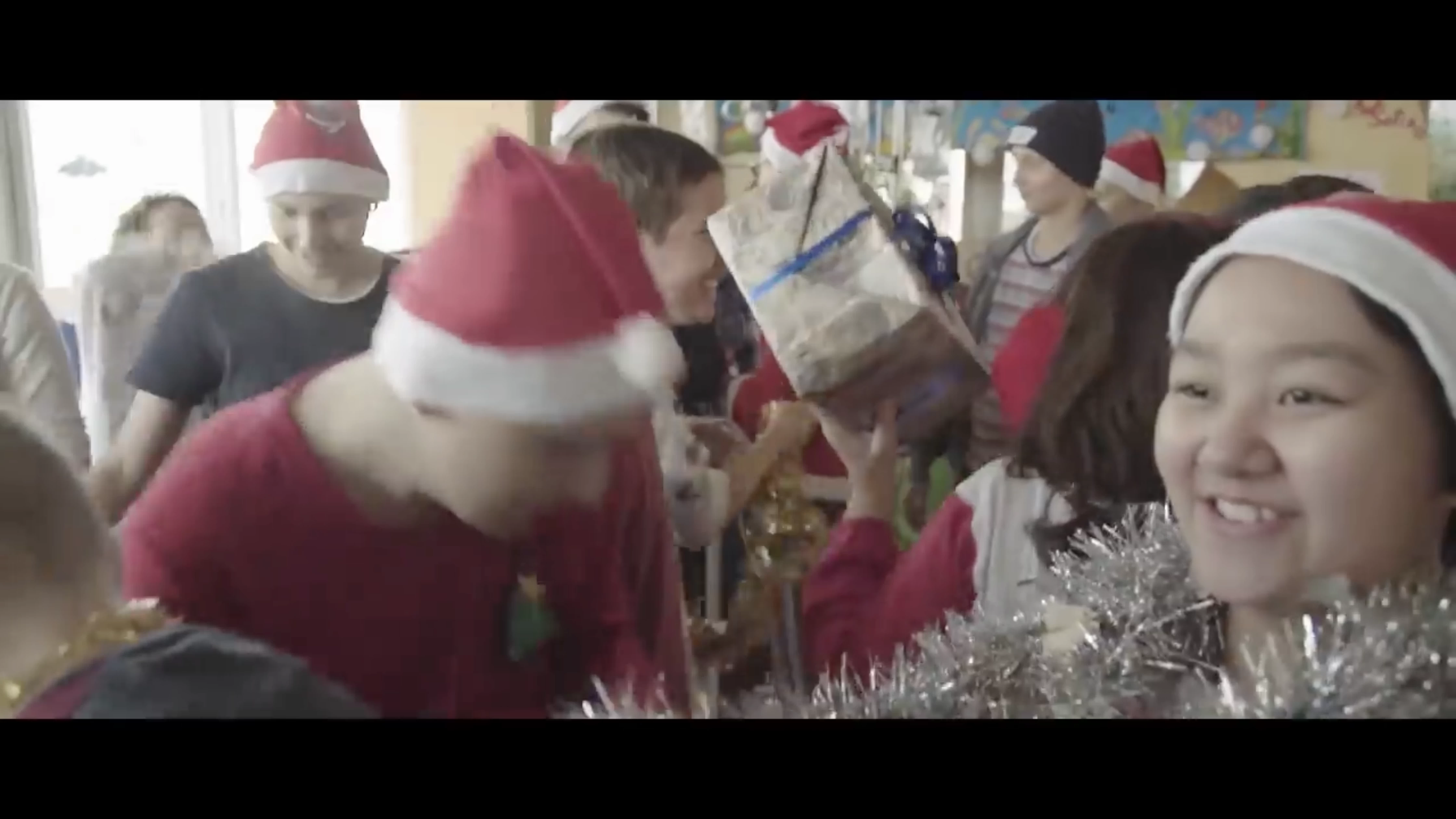 Noël est plein de joie et de musique dans la vidéo des enfants de l'Institut du Cancer de Milan