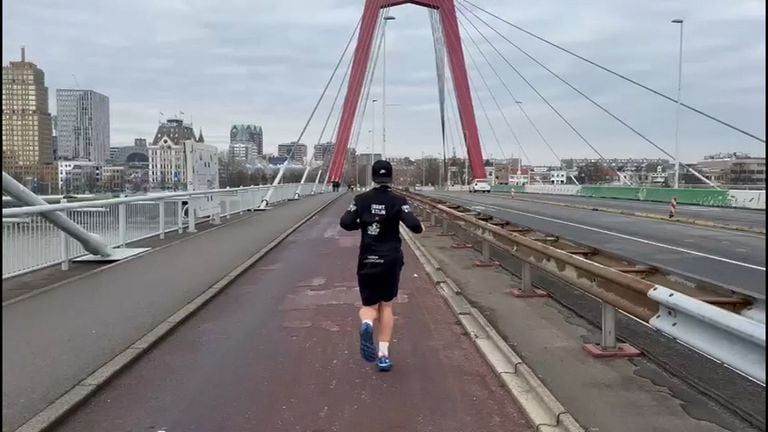 Wouter travaille sur ses 100 kilomètres pour Metakids, le voici à Rotterdam.