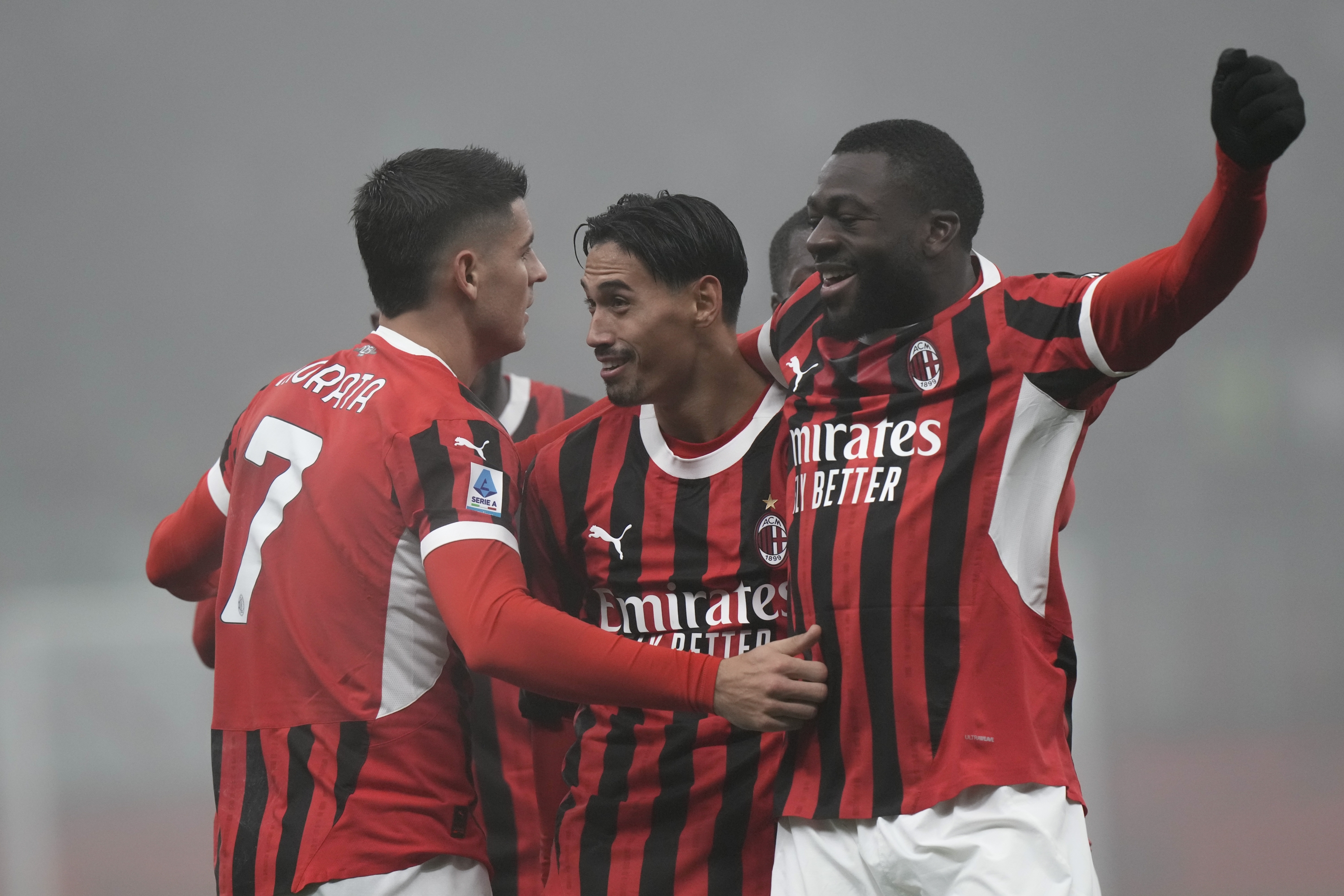 Tijjani Reijnders, au centre de l'AC Milan, célèbre avec Alvaro Morata, à gauche, et Youssouf Fofana après avoir marqué le troisième but de son équipe lors du match de football de Serie A italienne entre l'AC Milan et Empoli, au stade Milan San Siro, en Italie, le samedi 30 novembre. , 2024. (Photo AP/Luca Bruno)