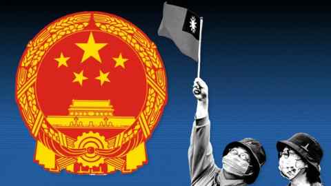 Une femme tient un drapeau taïwanais lors de la fête nationale de Taiwan, le 10 octobre 2022 à Taipei, ainsi que le logo du Parti communiste chinois