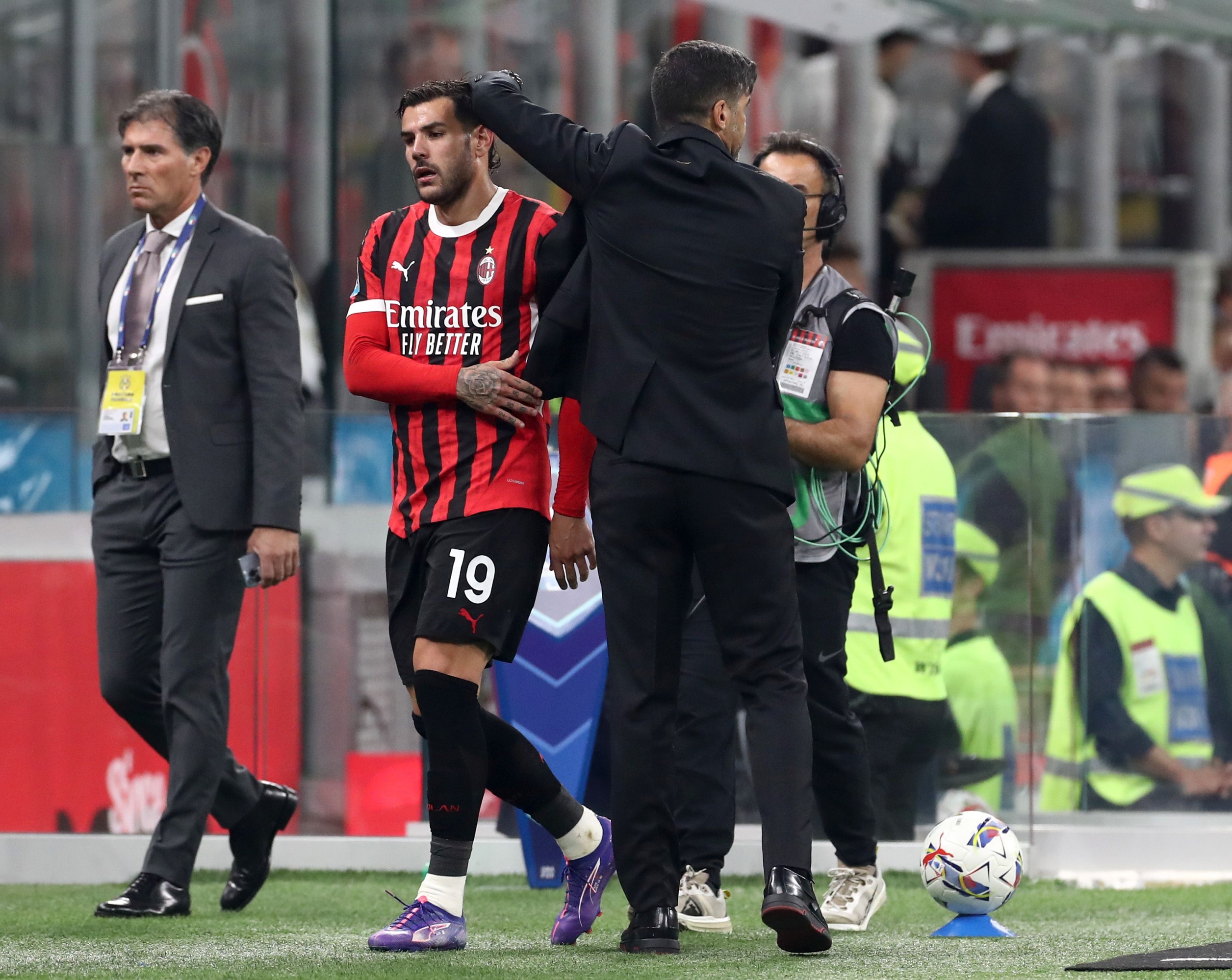 MILAN, ITALIE - SEPTEMBRE 27 : Theo Hernandez de l'AC Milan interagit avec Paulo Fonseca, entraîneur-chef de l'AC Milan, après avoir été remplacé lors du match de série A entre l'AC Milan et Lecce au Stadio Giuseppe Meazza le 27 septembre 2024 à Milan, Italie . (Photo de Marco Luzzani/Getty Images)