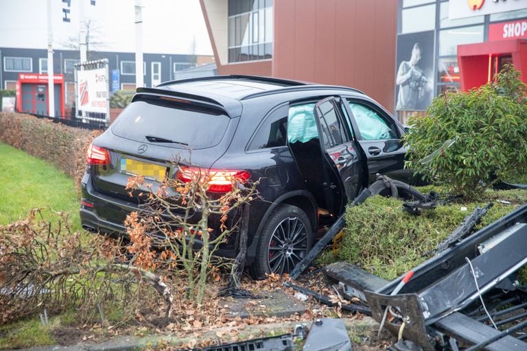 La voiture s'est arrêtée dans une haie (photo : Christian Traets/SQ Vision).