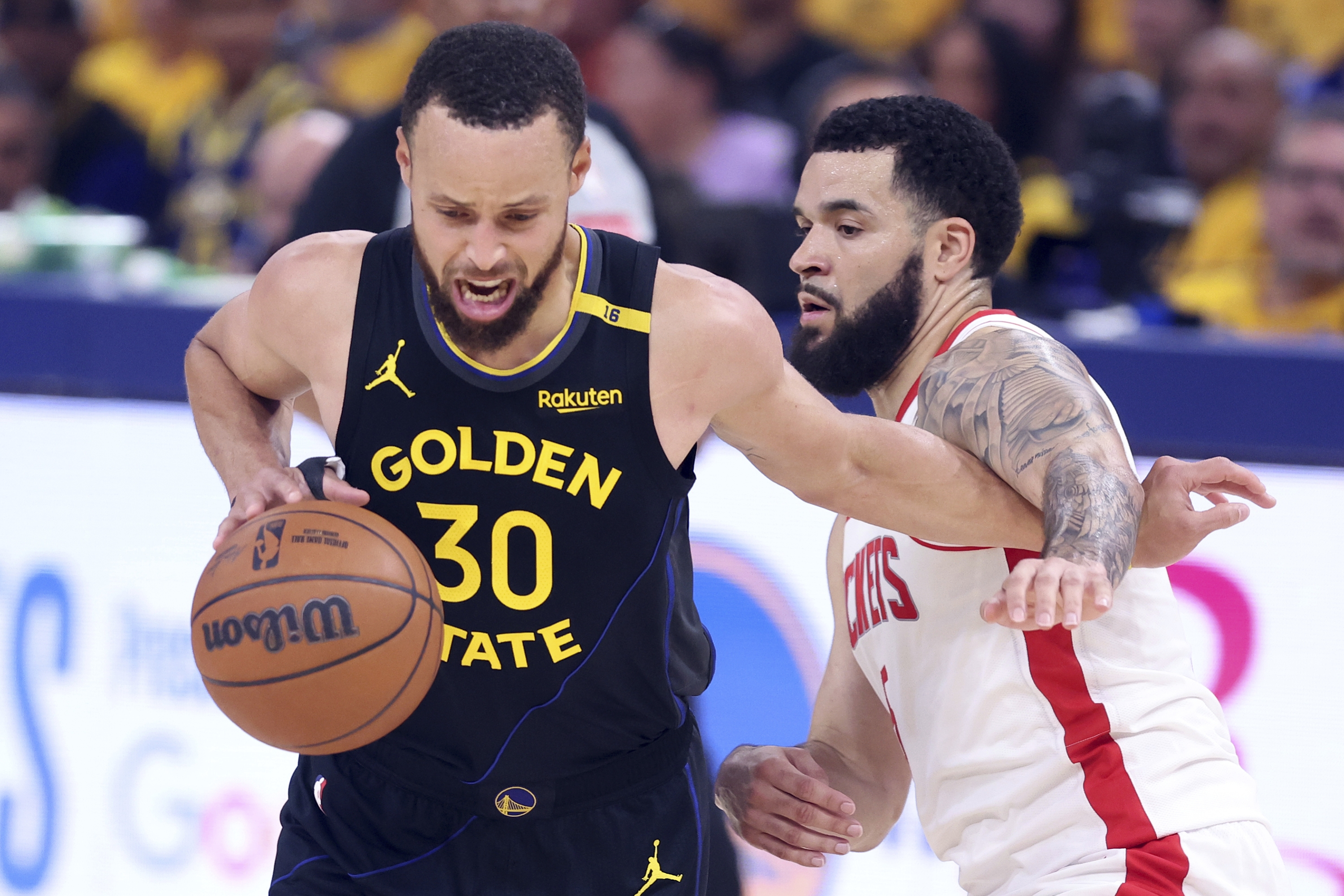 Stephen Curry de Golden State Warriors (30) est victime d'une faute par Fred Vanvleet de Houston Rockets, à droite, au premier quart du match 6 d'une série de séries éliminatoires du premier tour du basket-ball NBA le vendredi 2 mai 2025 à San Francisco. (Scott Strasiel / San Francisco Chronicle via AP)