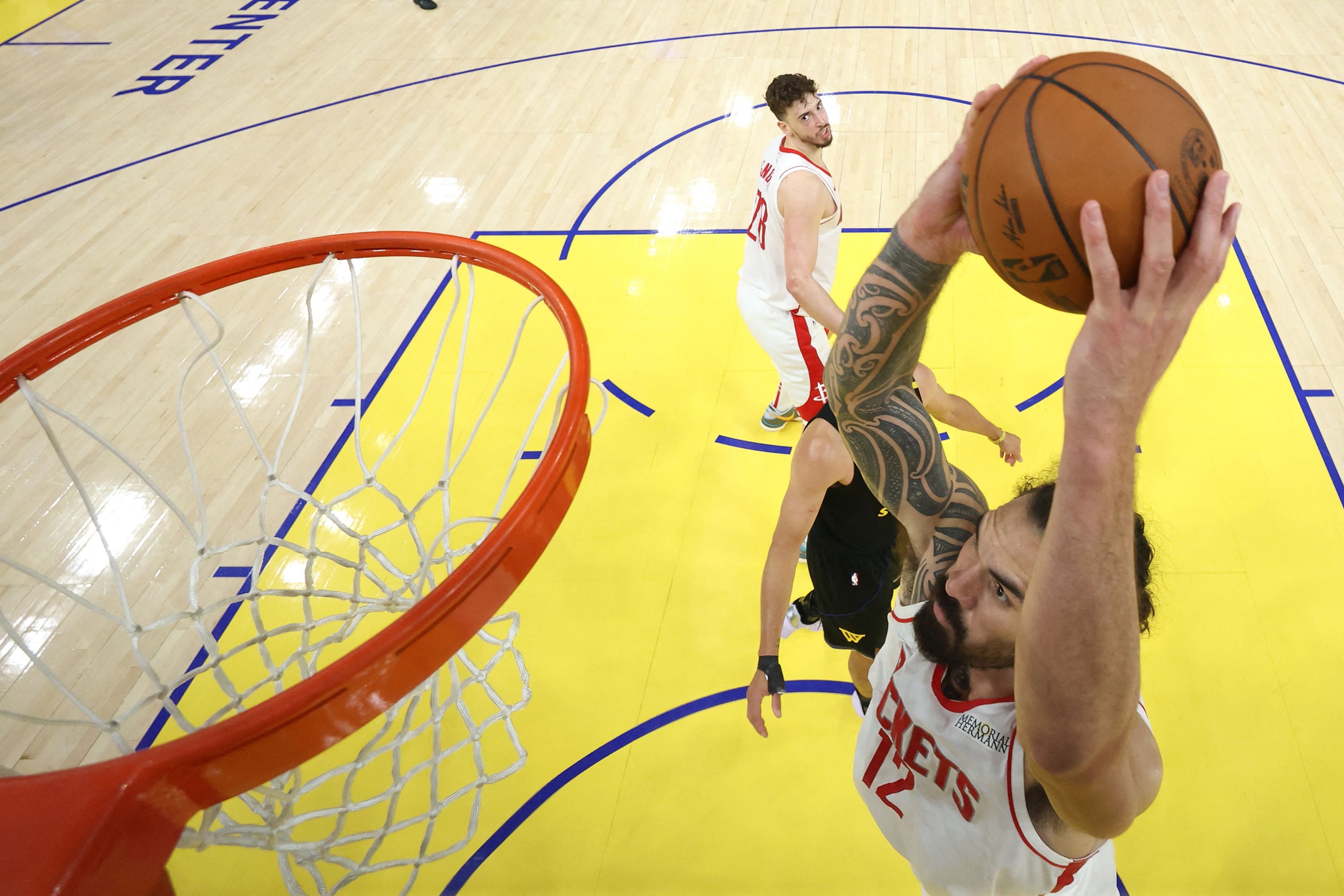 San Francisco, Californie - 02 mai: Steven Adams # 12 des Houston Rockets Dunks the Ball contre les Golden State Warriors au cours de la deuxième mi-temps dans le sixième match des éliminatoires de la NBA de la NBA de la Conférence de l'Ouest au Chase Center le 02 mai 2025 à San Francisco, en Californie. Remarques à l'utilisateur: L'utilisateur reconnaît expressément et convient qu'en téléchargeant et ou en utilisant cette photographie, l'utilisateur est autorisé aux termes et conditions de l'accord de licence Getty Images. Ezra Shaw / Getty Images / AFP (Photo par Ezra Shaw / Getty Images North America / Getty Images via AFP)