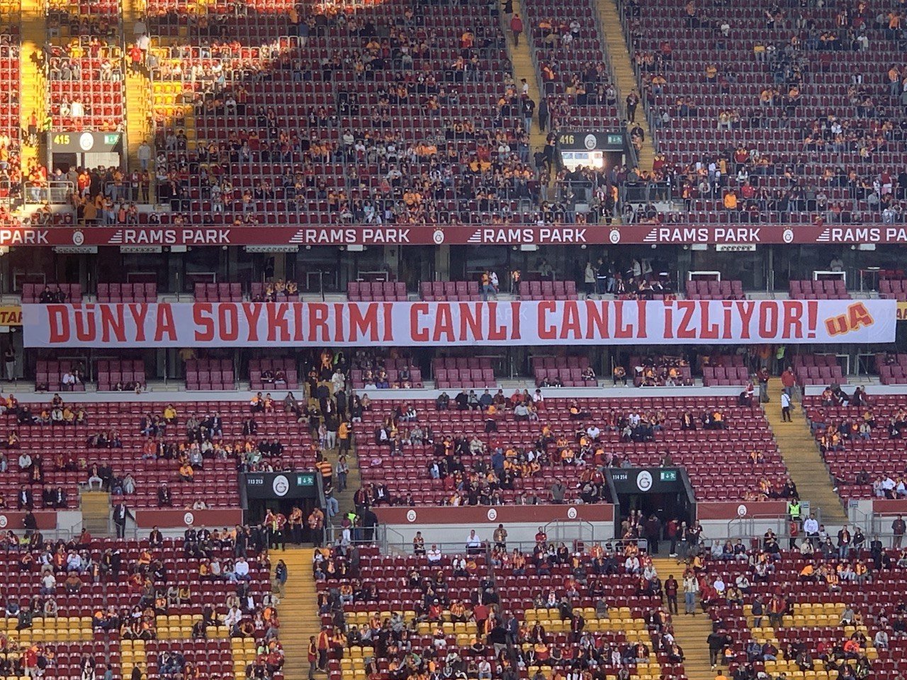 galatasaray-tribunleri-filistini-yine-unutmadi-1746285919234.jpg