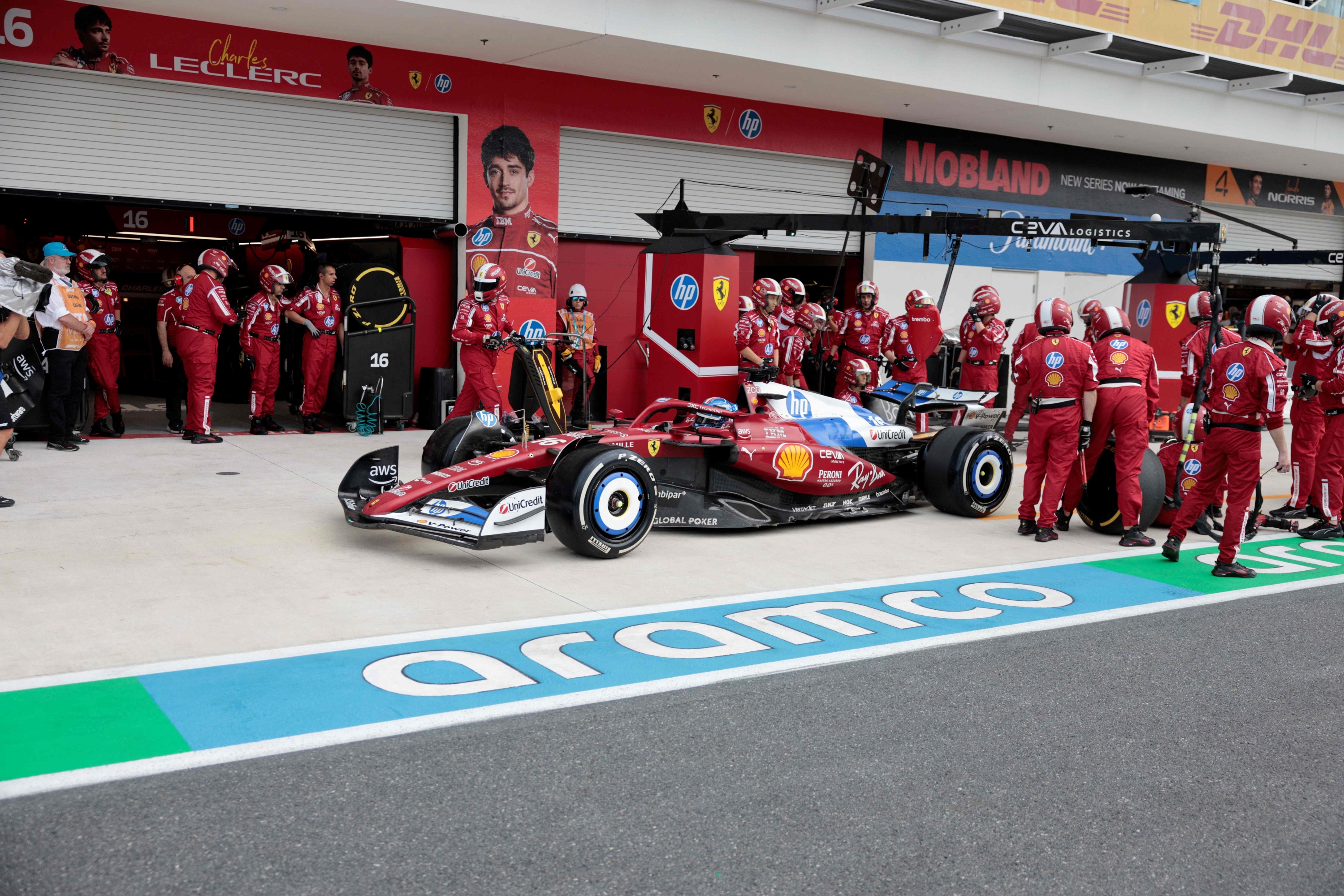 Le pilote de monégasque de Ferrari, Charles Leclerc, fait un arrêt au stand lors du Grand Prix de Formule 1 de Miami 2025 à Miami International Autodrome à Miami Gardens, en Floride, le 4 mai 2025. (Photo de Shawn Thew / Pool / AFP)