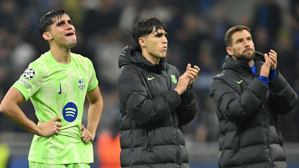 Tränen vor den Fans: Gerard Martin (23/v. l.), Pau Cubarsi (18) and Inigo Martinez (33) bedanken sich bei den Barcelona-Anhängern