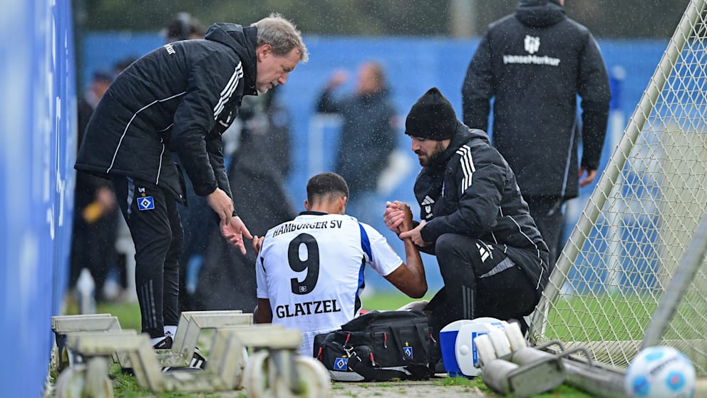 10. Oktober 2024: Beim 1:1 im Testspiel gegen Aarhus GF erleidet Robert Glatzel (M./31) einen Sehnenabriss im Hüftbereich. Mannschaftsarzt Dr. Goetz Welsch (l.) und Physiotherapeut Tim Roussis kümmern sich um Glatzel