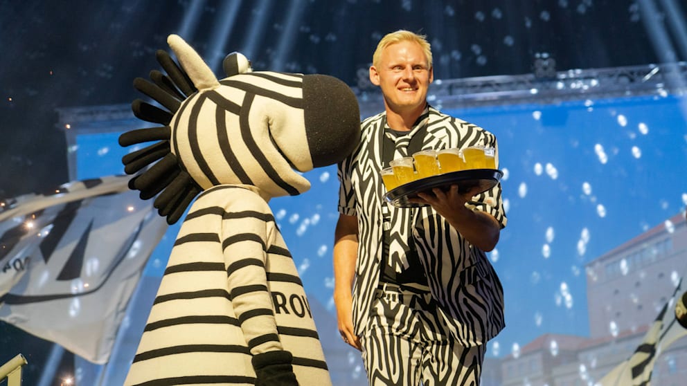 Wiencek serviert im Zebra-Outfit das Meisterbier. 2023 wurde er zum sechsten Mal Meister