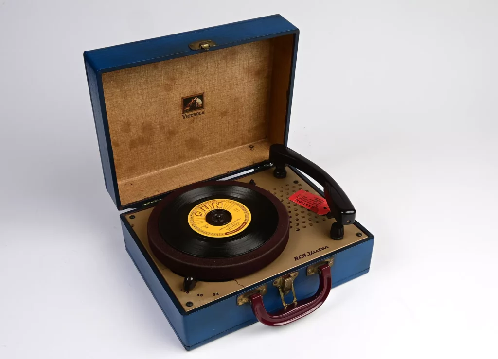 Signed Turnntable signé par Elvis Presley, qui est vendu aux enchères à Catawiki
