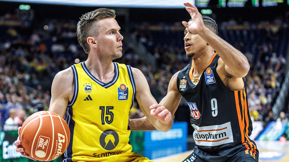 Hat noch Vertrag, würde wohl auch gerne bleiben, aber darf er auch? Der von vielen Verletzungen geplagtre Alba-Kapitän MArtin Hermannsson (l.)