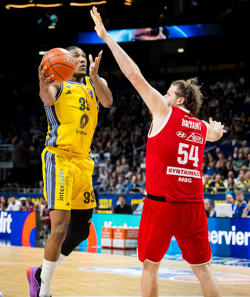 Elegant setzt sich Berlins David McCormack gegen John Bryant durch