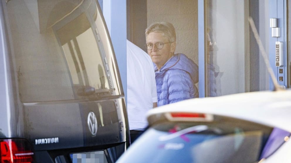 Wirtz-Mutter Karin Groß verlässt das Flughafen-Gebäude