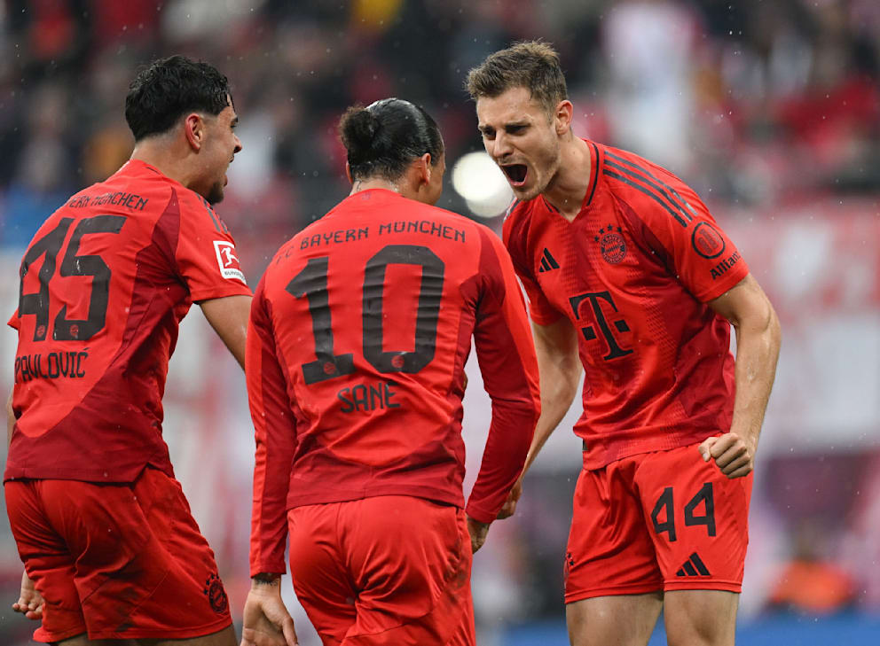 Die Bayern-Stars Josip Stanisic (25) und Aleksandar Pavlovic (21) bejubeln den Treffer von Leroy Sané (29) zum zwischenzeitlichen 3:2 in Leipzig. Am Ende crashte Leipzig Poulsen die Meisterparty mit dem 3:3 (94.)