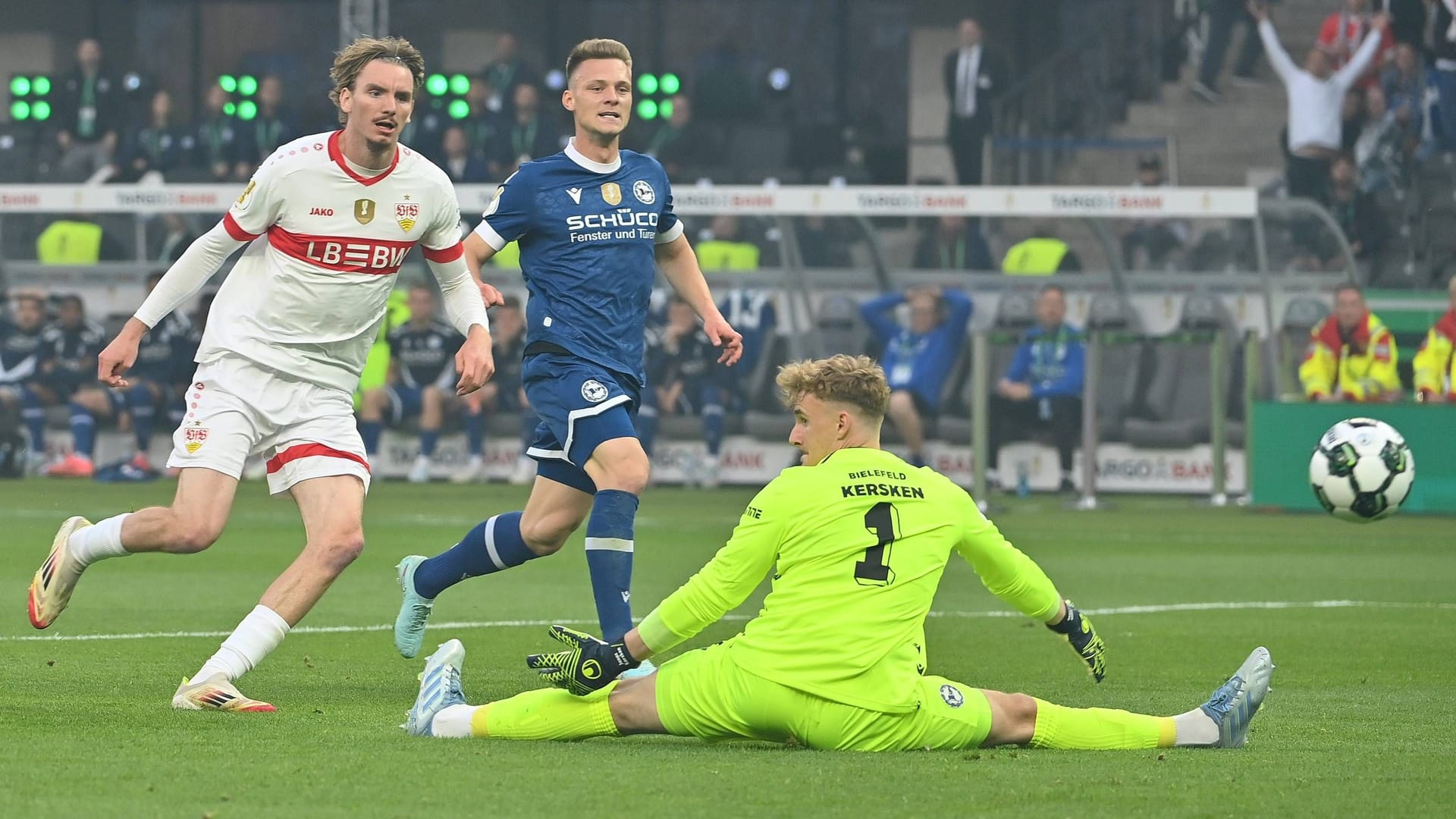 Le 1-0: Stuttgarts Woltemade (à gauche) frappe le gardien de Bielefeld Kersken.