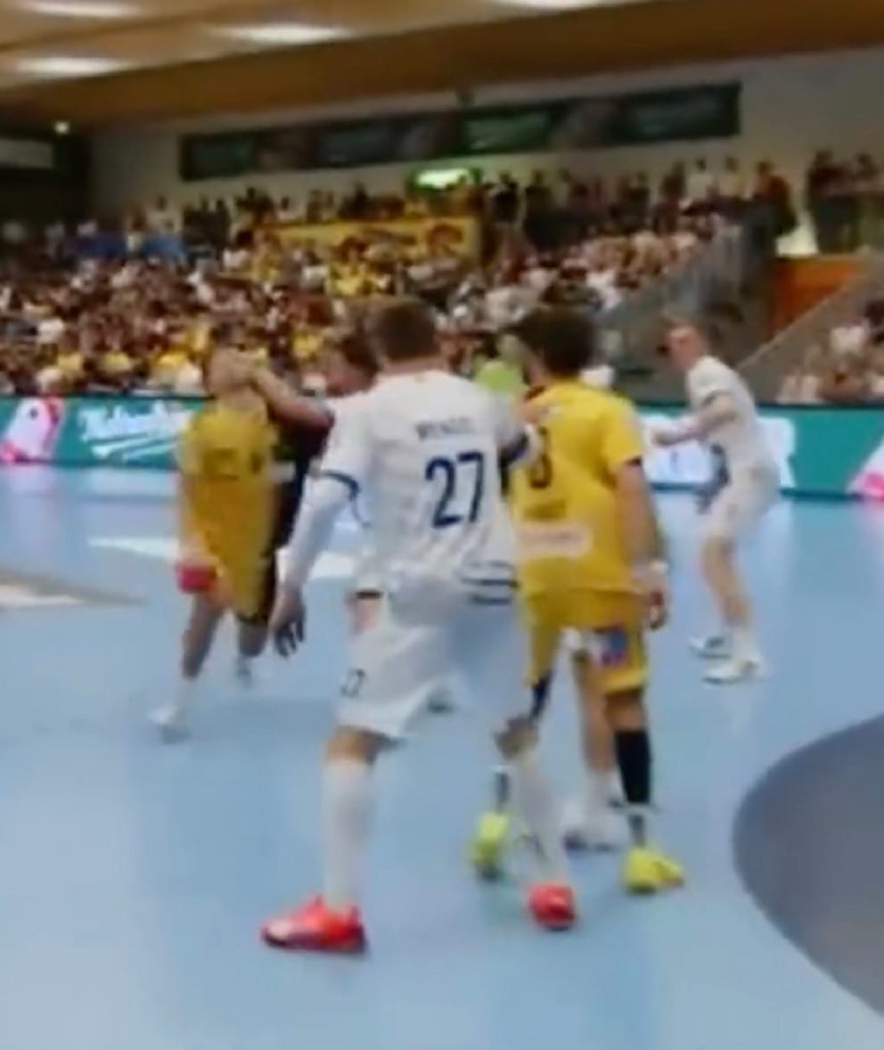 Hier haut Hovrat dem Spielmacher Markus Mahr (gelbes Trikot, mit rotem Ball in der Hand) brutal ins Gesicht