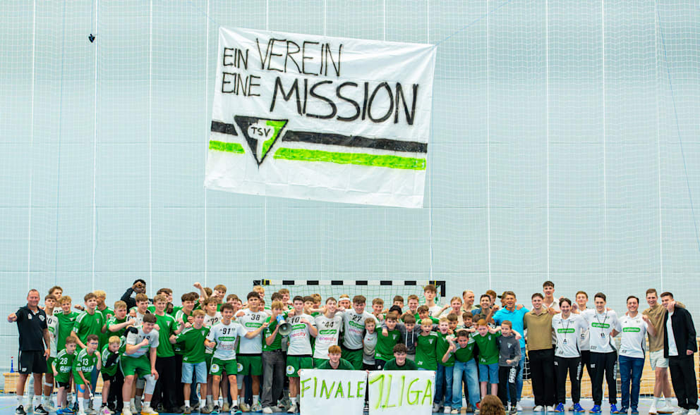 Burgdorfs U17, ihre Fans sowie ganz rechts die Nationalspieler Joel Birlehm und Renars Uscins