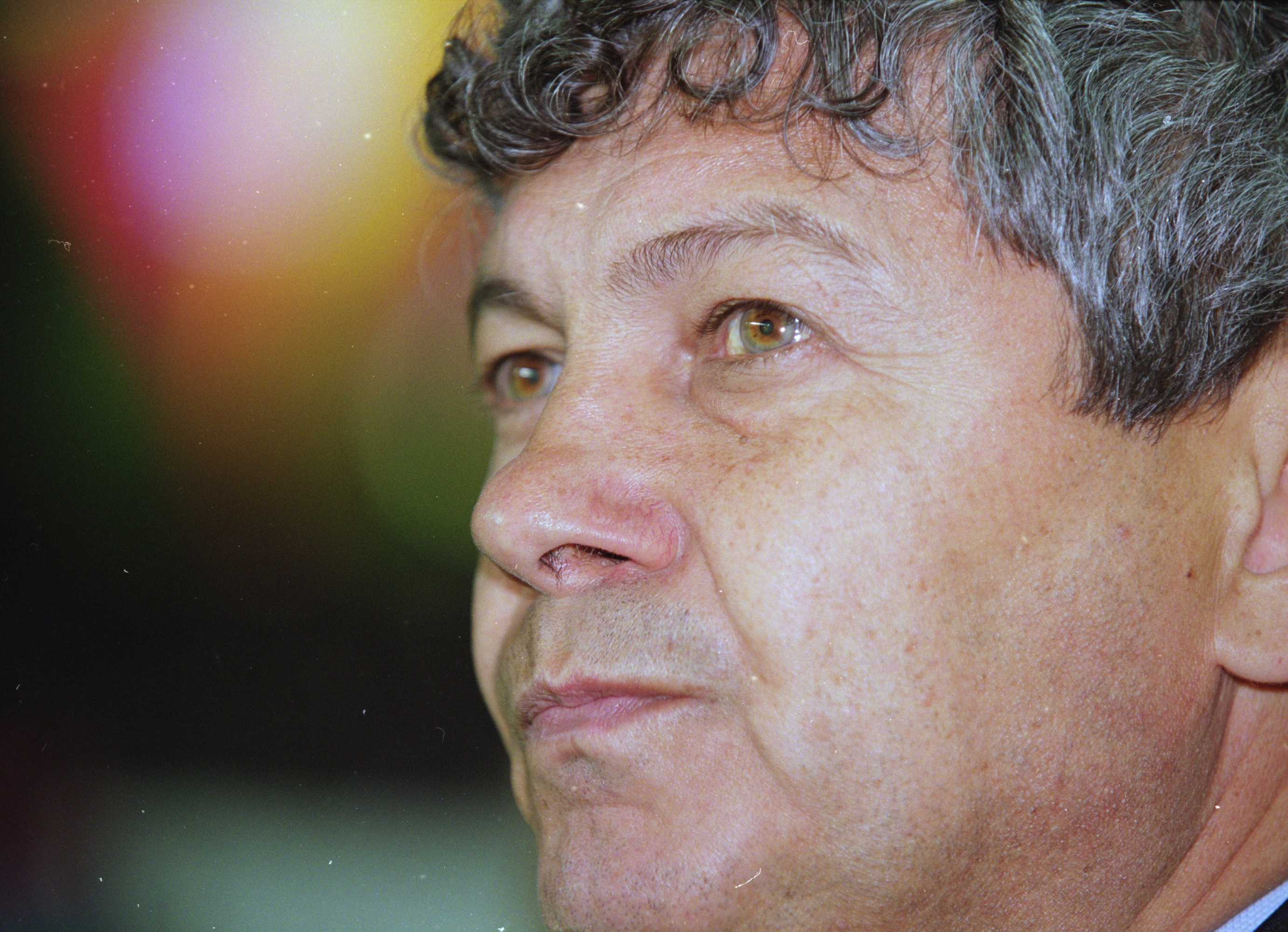 13 mars 2001: Portrait de l'entraîneur de Galatasaray, Mircea LuCescu, lors du match B de la Ligue des champions de l'UEFA contre Paris St Germain a joué au Parc des Princes, à Paris, en France. Paris St Germain a remporté le match 2-0. Crédit obligatoire: Jamie McDonald / Allsport