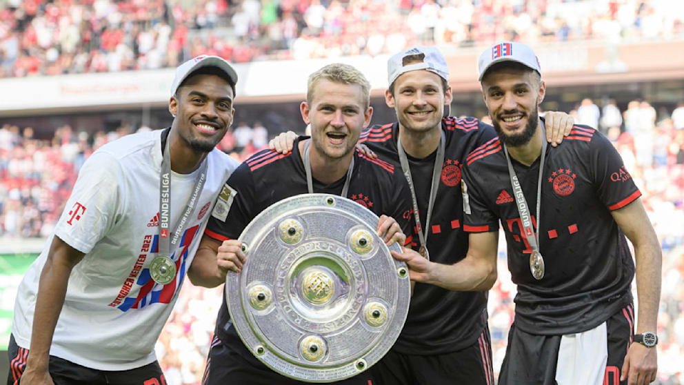Mazraoui (r.) 2023 mit seinen damaligen Bayern-Kollegen Ryan Gravenberch (v.l.), Matthijs de Ligt und Daley Blind