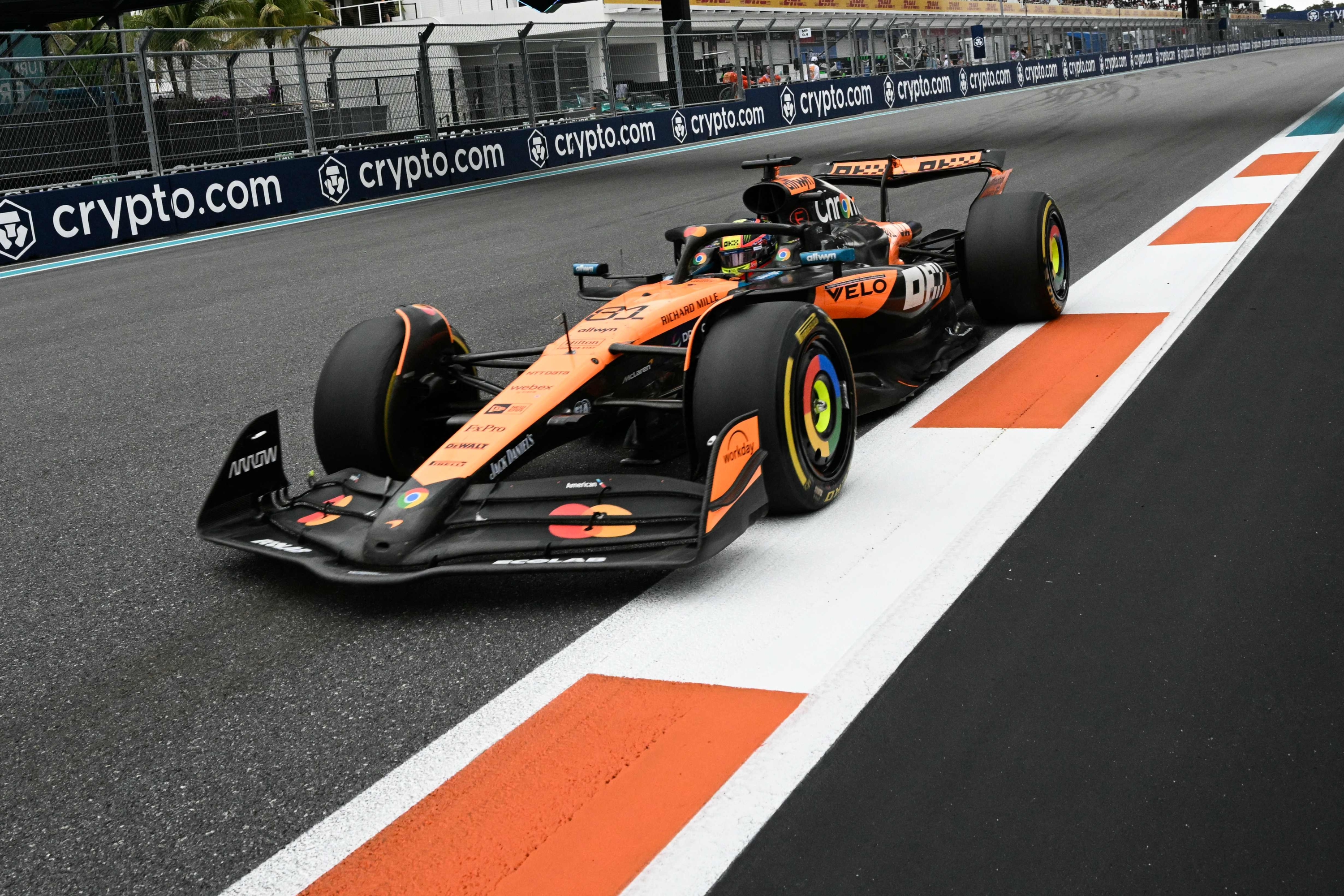 TOPSHOT - Le pilote australien de McLaren, Oscar Piastri, se déroule lors du Grand Prix de Formule 1 de Miami 2025 à Miami International Autodrome à Miami Gardens, en Floride, le 4 mai 2025. (Photo de Chandan Khanna / AFP)