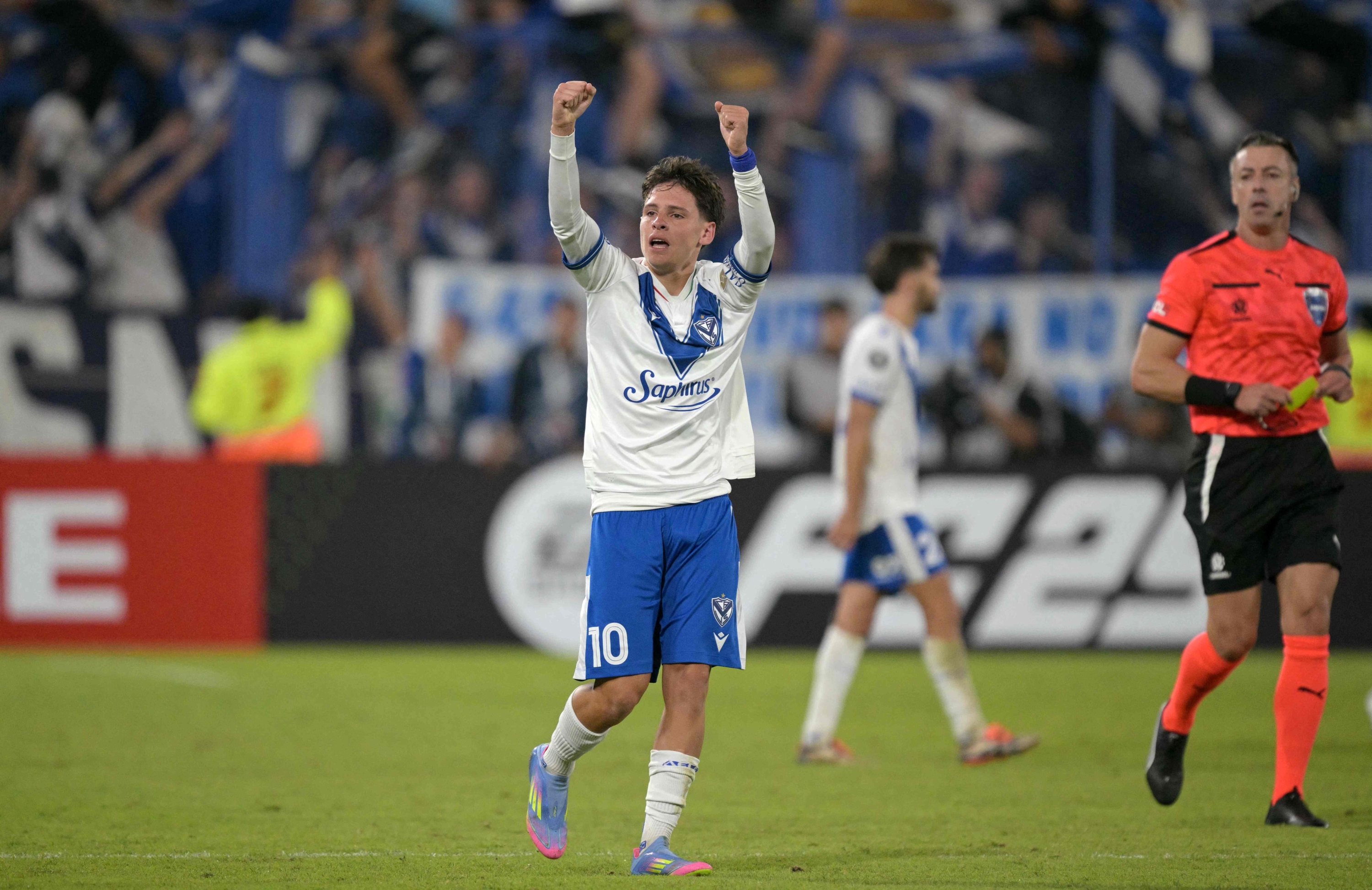 Le milieu de terrain de Velez Sarsfield # 10 Alvaro Montoro célèbre après avoir marqué un vainqueur de dernière minute lors du match de football du premier tour de la Copa Libertadores, Bethaeen Argentina, Velez Sarsfield et Uruguay's Penarol au Jose Amalfitani Stadium à Buenos Aires) le 2 avril 2025. (Photo by Juan Mabromata / AFP)