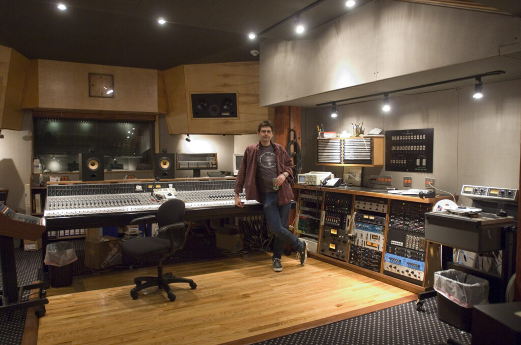 Steve Albini dans l'un de ses studios audio électriques à Chicago