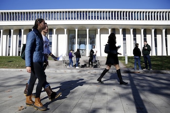 La gente camina por el campus de la Universidad de Princeton