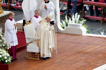 Le Pape François assiste à