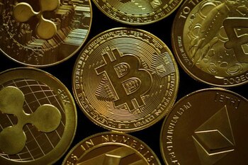 Représentations physiques de plusieurs cryptomonnaies.