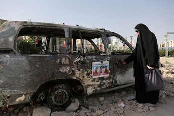 Une femme observe une ambulance