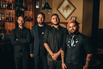 Equipo de coctelería en Santamaría