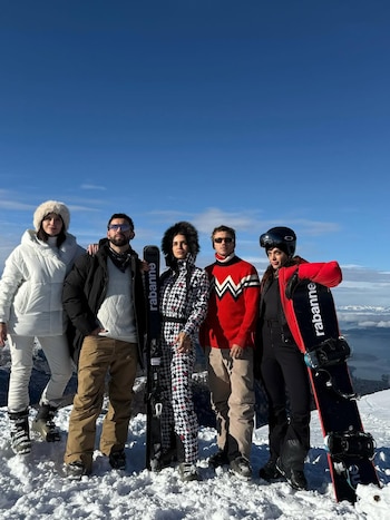 Zaira junto a otras figuras